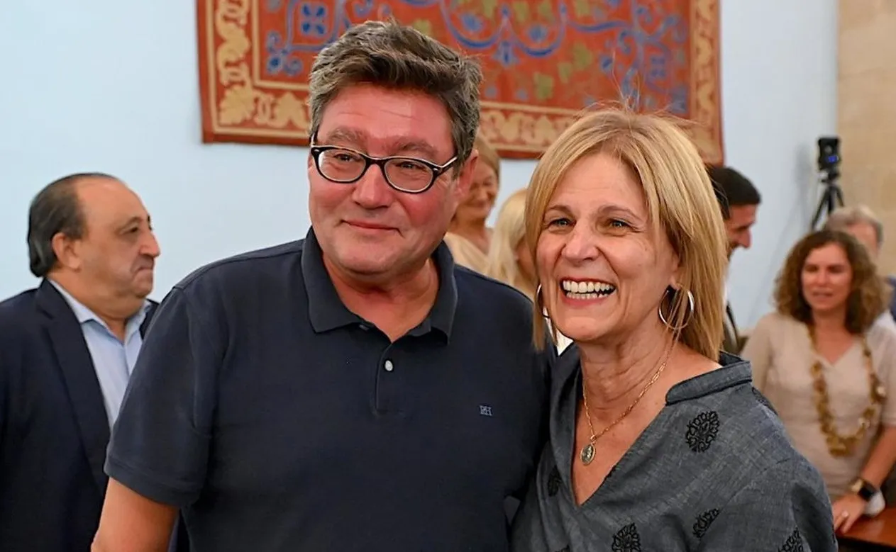 Aparicio en el pleno en el que deja su cargo como concejal junto a la alcaldesa, María José García-Pelayo Aparicio en el pleno en el que deja su cargo como concejal junto a la alcaldesa, María José García-Pelayo