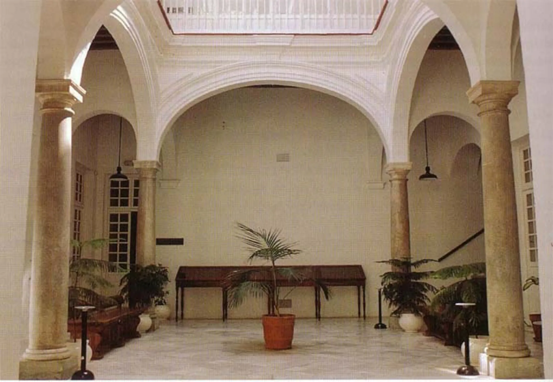 Patio de la institución donde se impartirán las conferencias