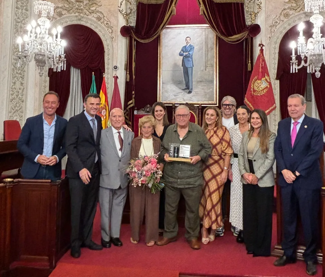 El homenajeado rodeado de autoridades y familiares durante el acto