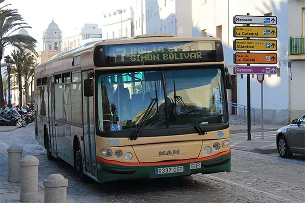 Autobús de la línea 7 en servicio por la calle Concepción Arenal. Cádiz celebra del 16 al 22 de septiembre la Semana Europea de la Movilidad fomentando el transporte público y el uso de la bicicleta.