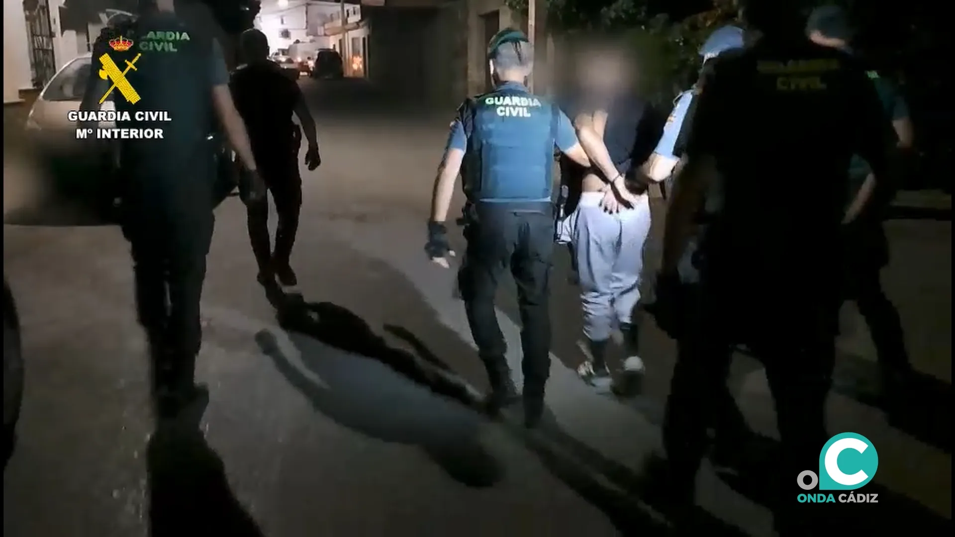 Guardias civiles con uno de los detenidos. Guardias civiles con uno de los detenidos.