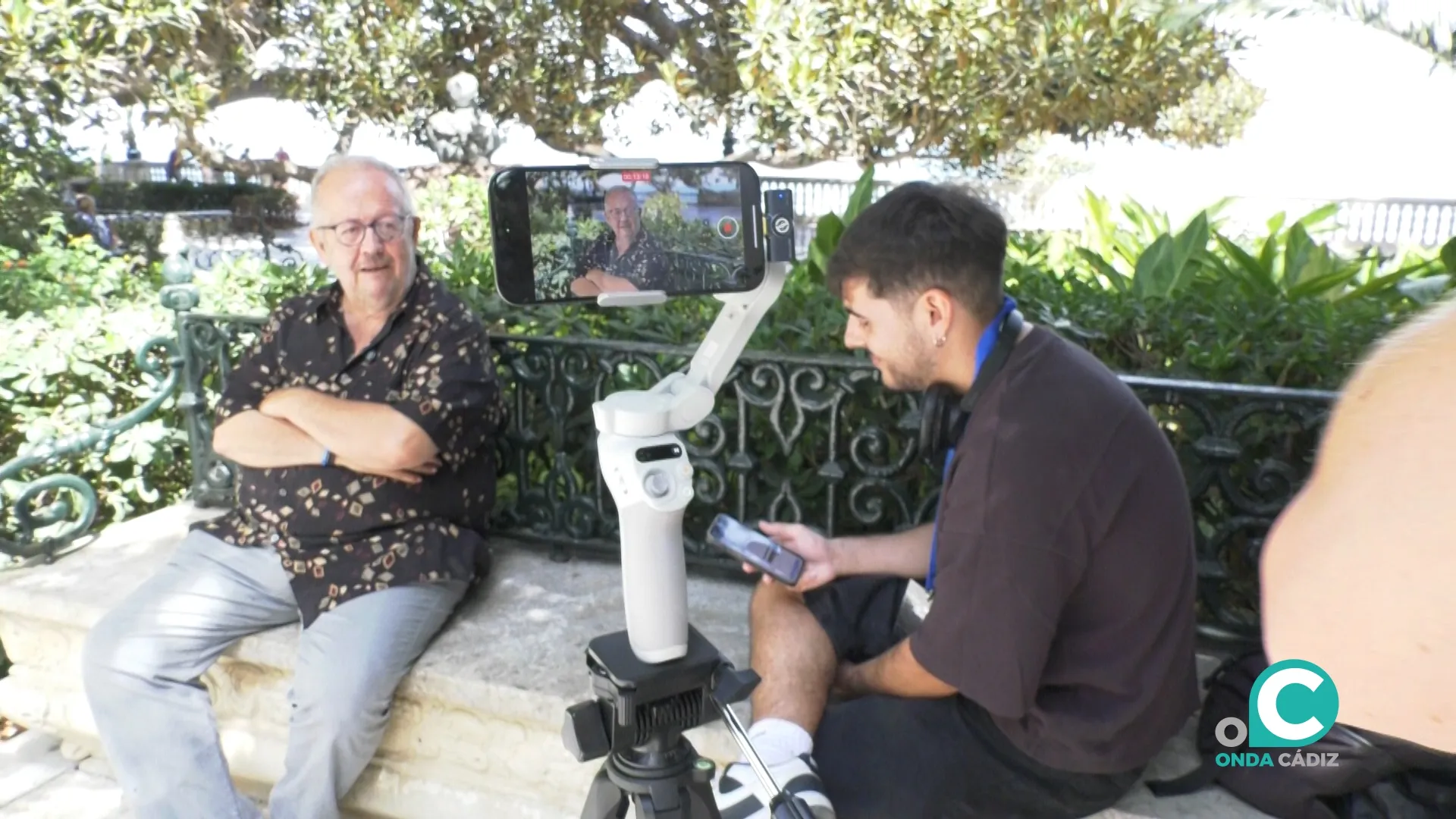 Uno de los grupos inscritos en el concurso grabando una entrevista con el escritor Juan José Téllez. Uno de los grupos inscritos en el concurso grabando una entrevista con el escritor Juan José Téllez.