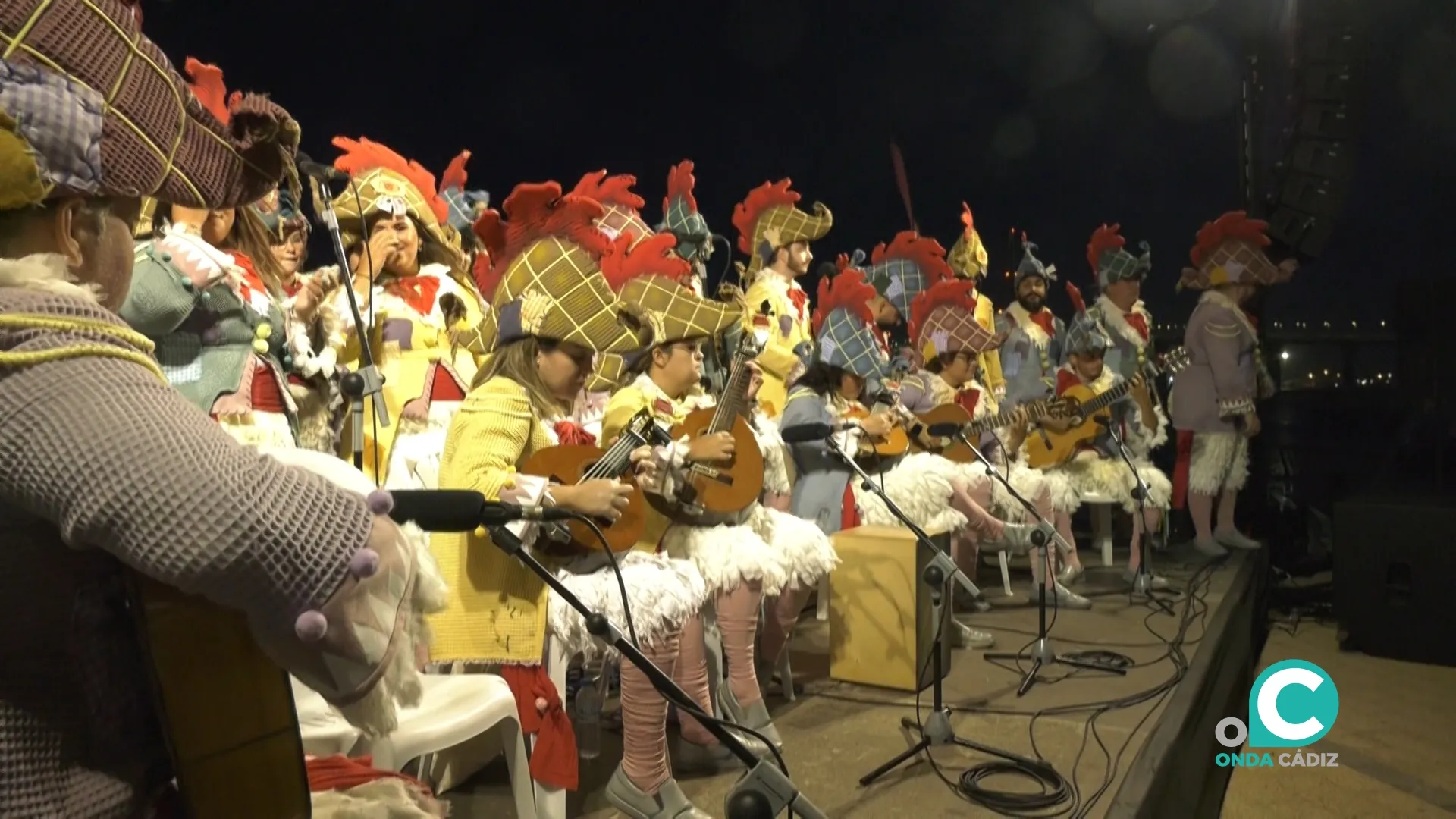 El coro ‘El Gallinero’ sobre el escenario de la Race Village. El coro ‘El Gallinero’ sobre el escenario de la Race Village.