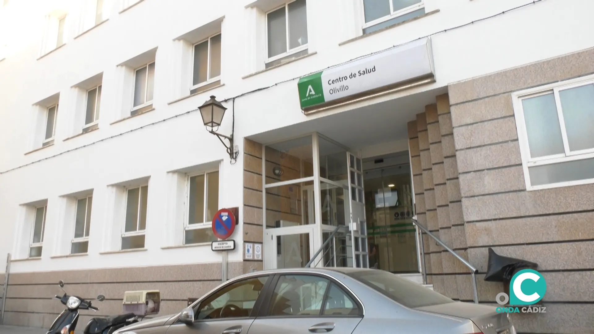 Fachada del acceso del centro de salud Olivillo de Cádiz. 