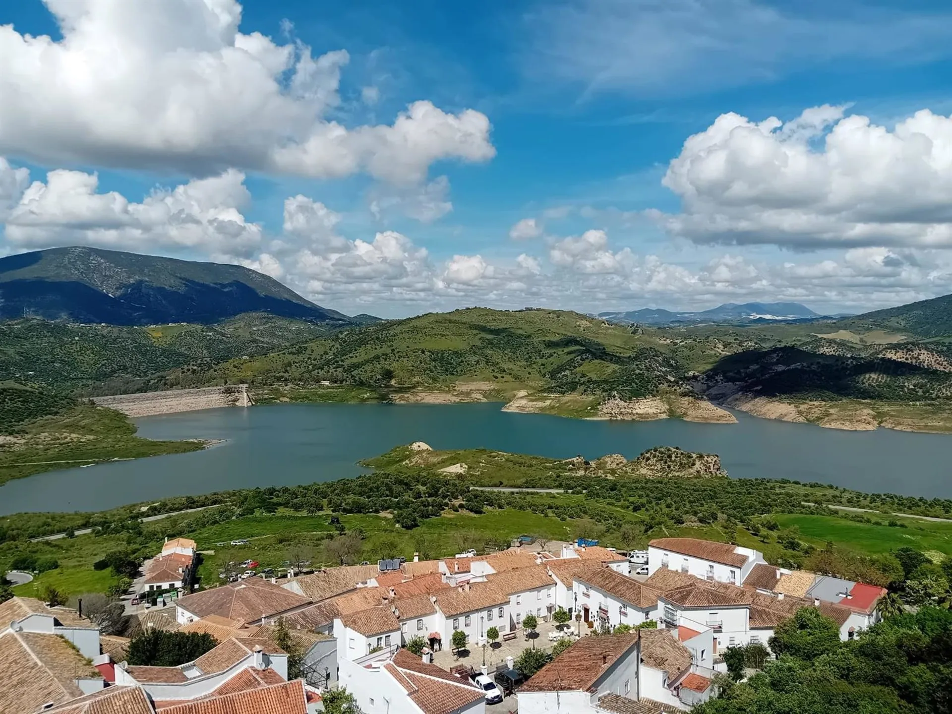 El embalse de Zahara de la Sierra es uno de los que se encuentran en la provincia. El calor de los meses de verano ha provocado que los embalses se encuentren a un 46,6% de su capacidad