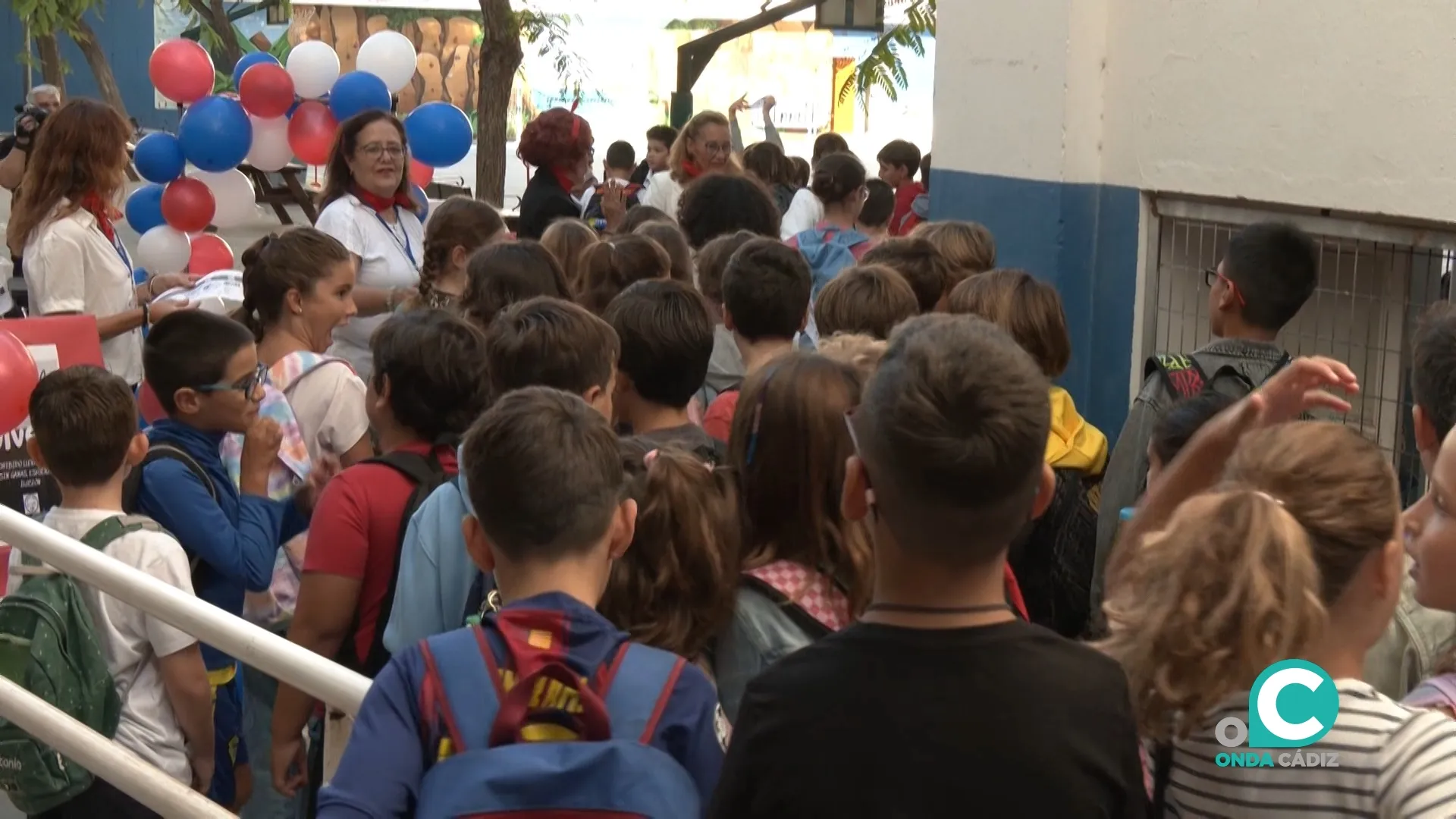 Alumnado del CEIP Reyes Católicos de Cádiz durante la inauguración del nuevo curso escolar 2025-2026.