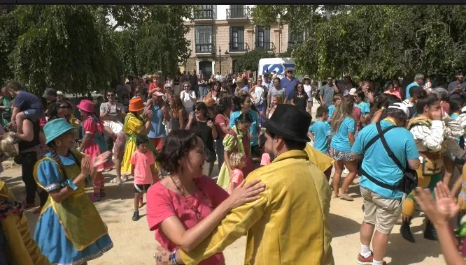 Las danzas de todo el mundo han puesto a bailar al público en la plaza de España El Festival de Folklore finaliza este sábado con la gala de clausura