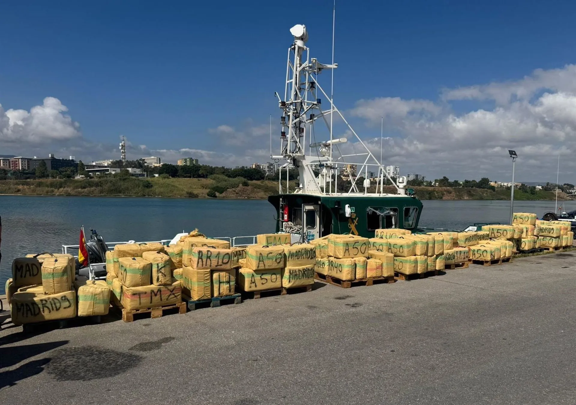 Fardos de hachís recuperados por la Guardia Civil tras abortar un alijo en aguas del Estrecho. Fardos de hachís recuperados por la Guardia Civil tras abortar un alijo en aguas del Estrecho.