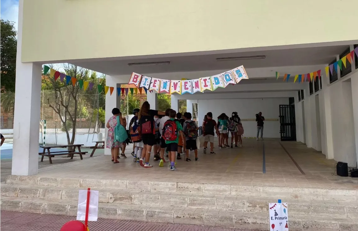 Las puertas de las aulas para los alumnos de Infantil y Primaria se abrirán este miércoles Las familias deberán gasta una media de 500 euros por alumnos para el inicio del nuevo curso
