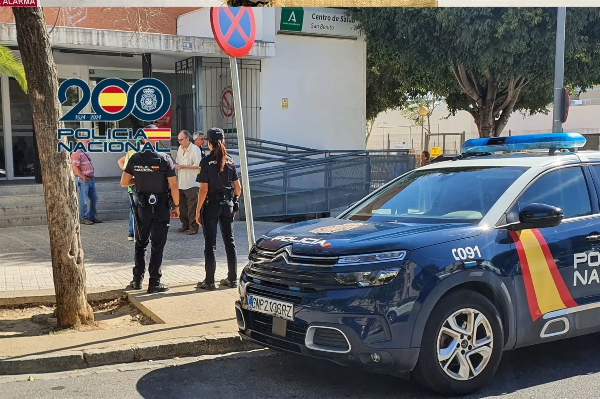 Efectivos de la Policía Nacional junto a su vehículo en Jerez en una imagen de archivo Efectivos de la Policía Nacional junto a su vehículo en Jerez en una imagen de archivo