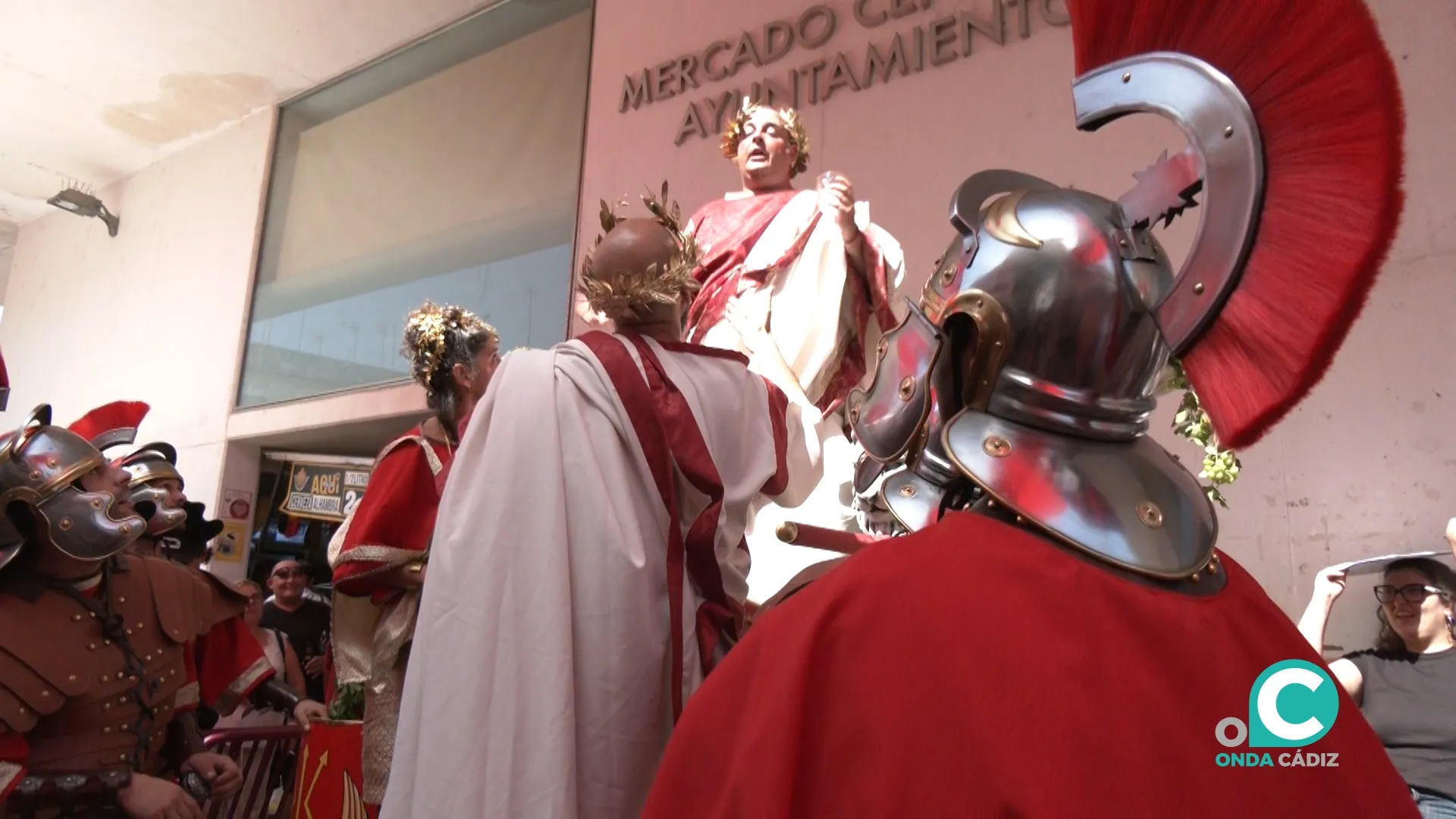 Imagen del interior del Mercado Central, donde se ha desarrollado el espectáculo teatral ‘Gadea musgades, panem, circus et chicharrones’. Imagen del interior del Mercado Central, donde se ha desarrollado el espectáculo teatral ‘Gadea musgades, panem, circus et chicharrones’.
