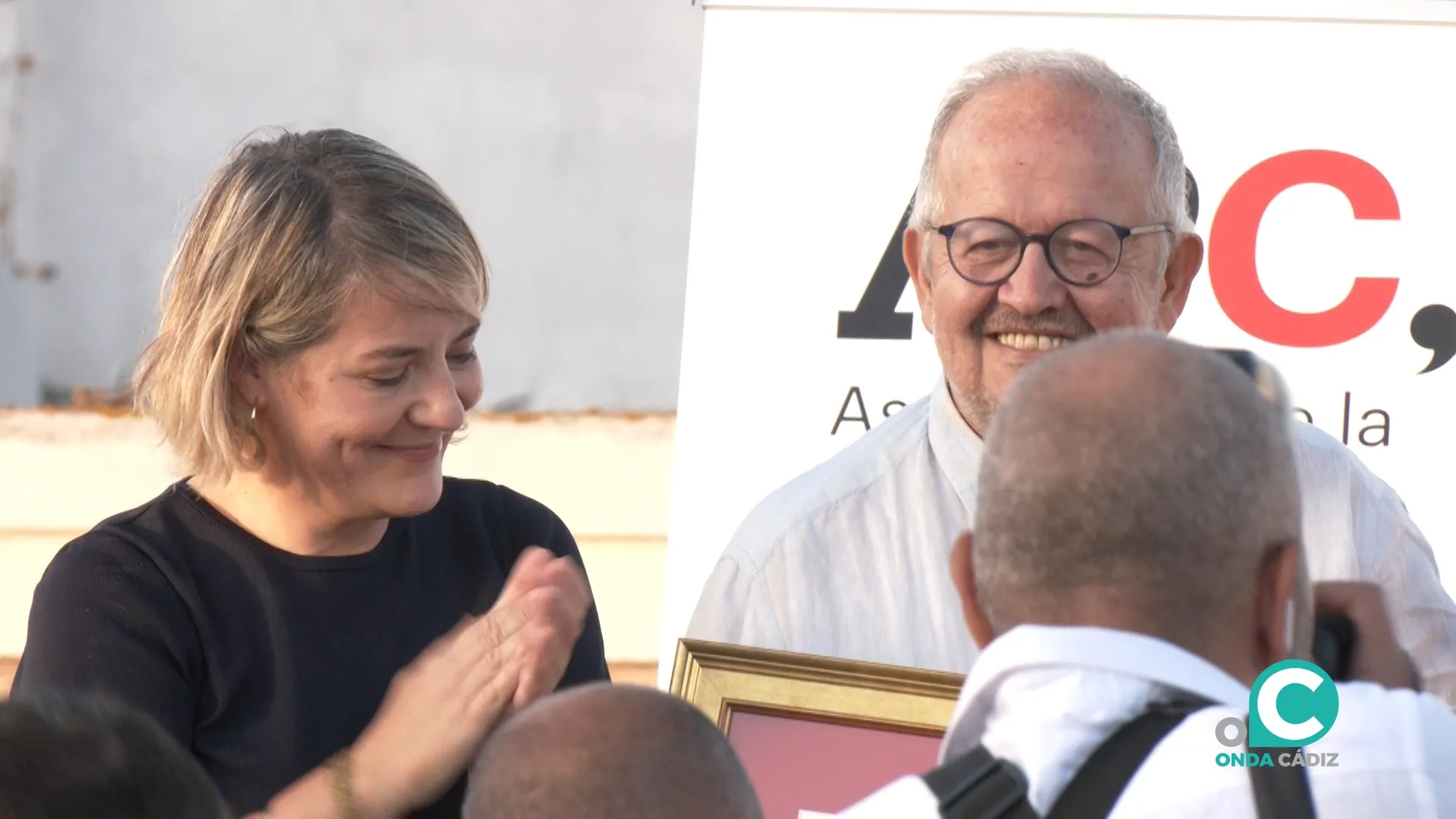 Juan José Téllez recibe el Premio Agustín Merello.