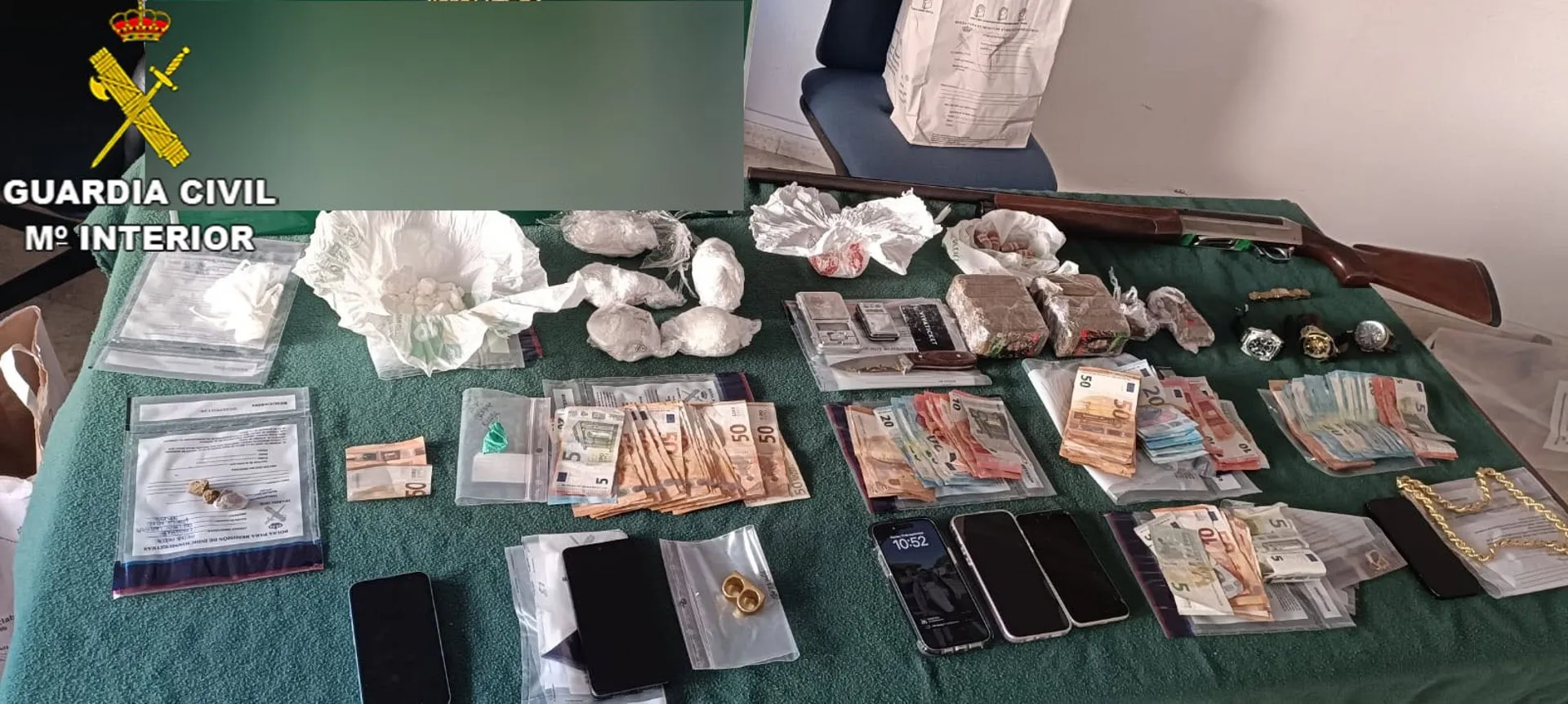 Droga y dinero incautado en un operativo contra el tráfico de droga en Chiclana. Droga y dinero incautado en un operativo contra el tráfico de droga en Chiclana.