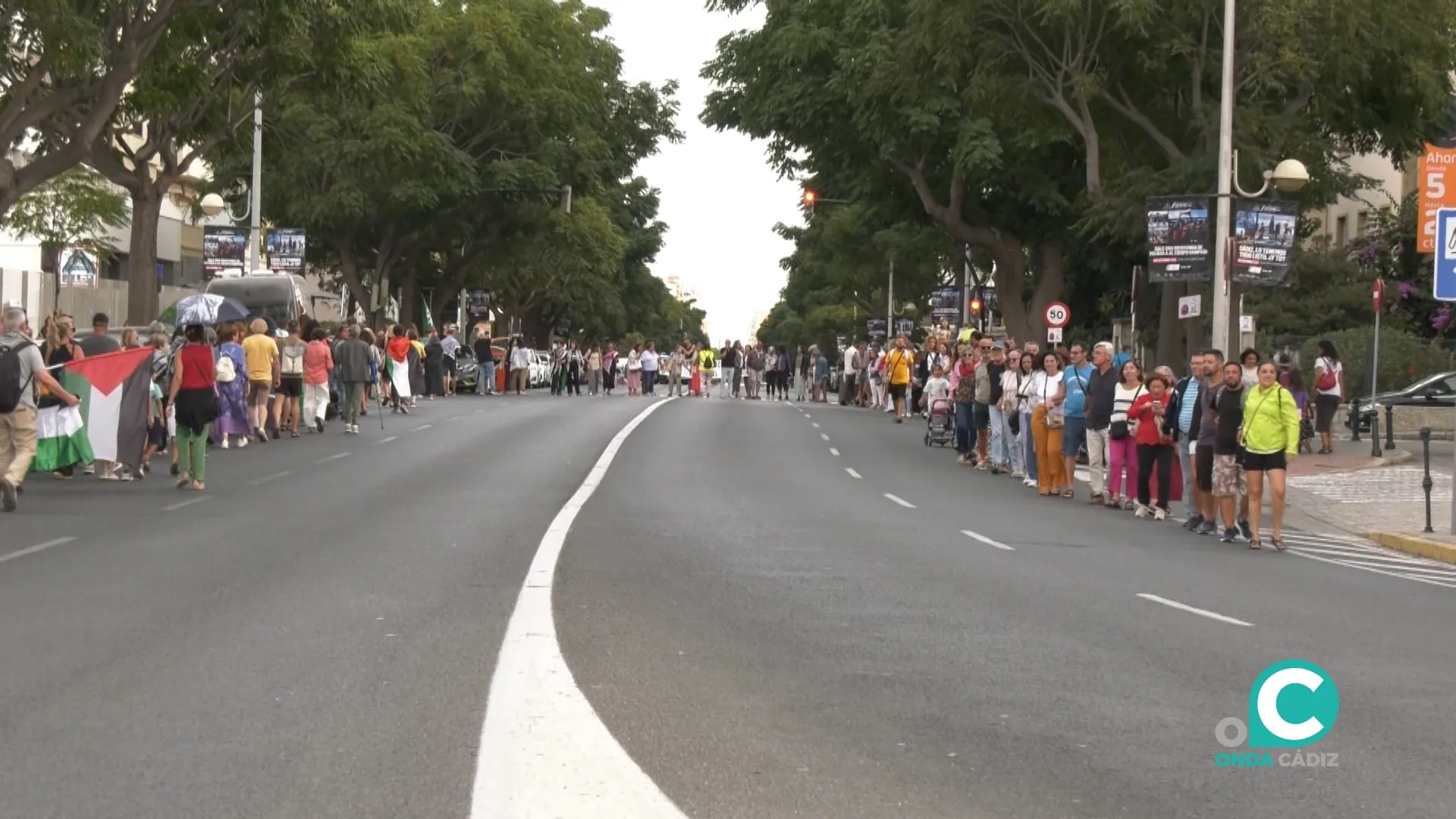 Cadena humana frente a la Subdelegación del Gobierno en Cádiz. Cadena humana frente a la Subdelegación del Gobierno en Cádiz.