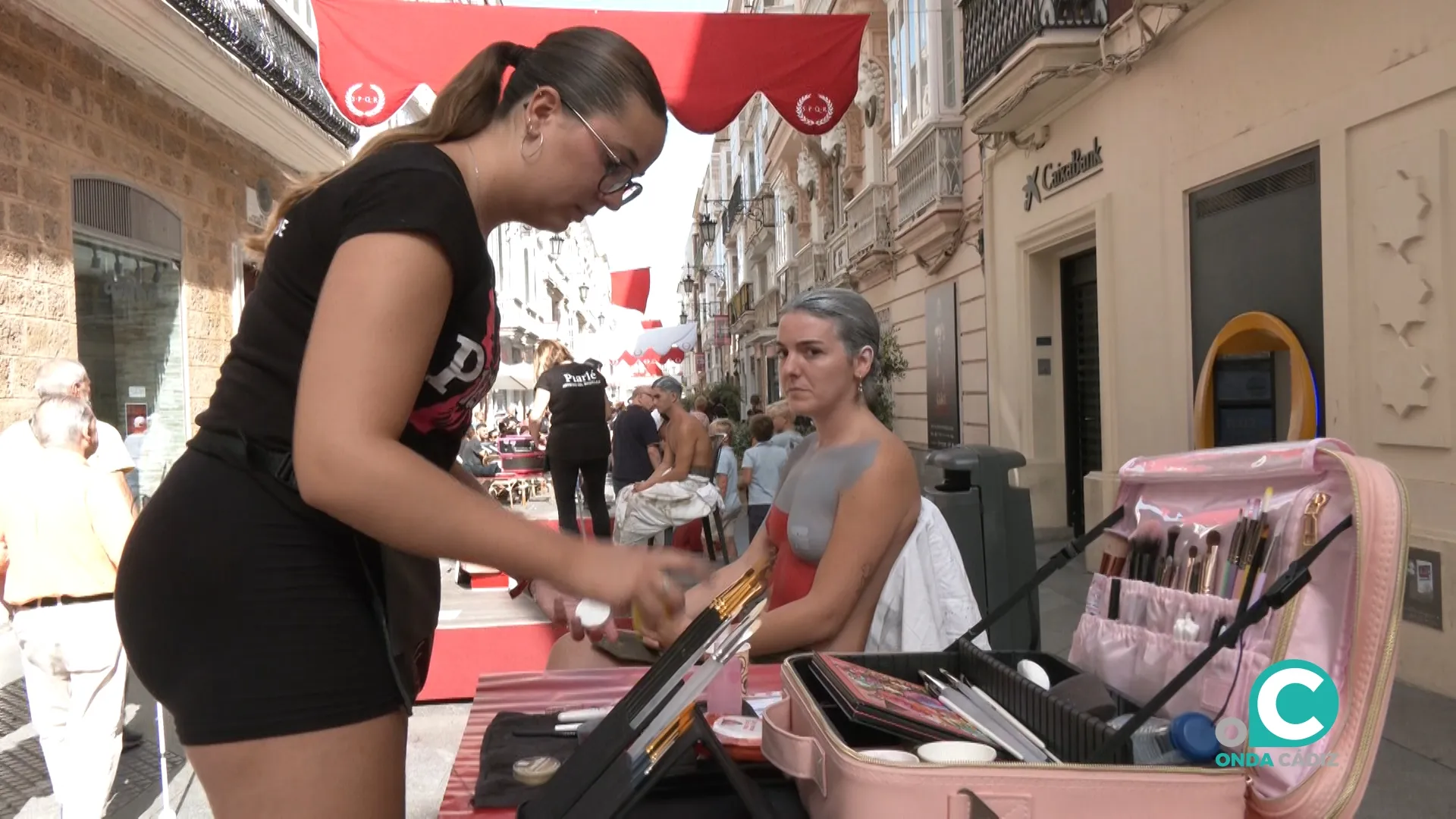Piarlé ha organizado la actividad bajo el título "Lienzos humanos", en calle Ancha. Piarlé ha organizado la actividad bajo el título "Lienzos humanos", en calle Ancha.