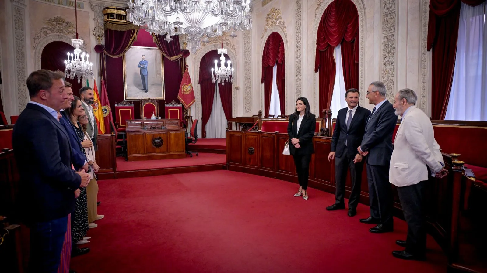 Un momento de la visita junto con el alcalde al Salón de Plenos Un momento de la visita junto con el alcalde al Salón de Plenos