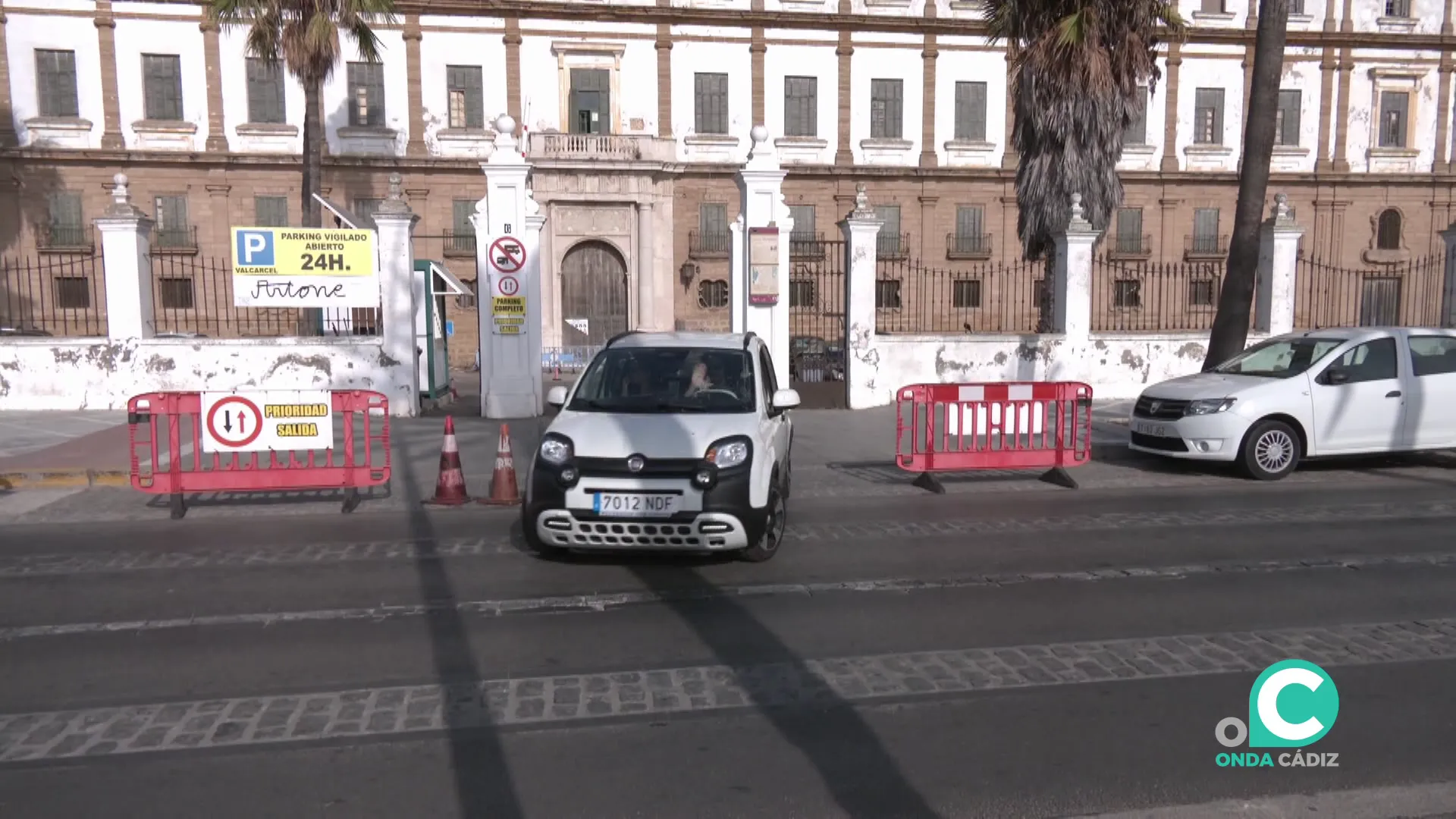Vehículo abandonando el estacionamiento del inmueble Vehículo abandonando el estacionamiento del inmueble