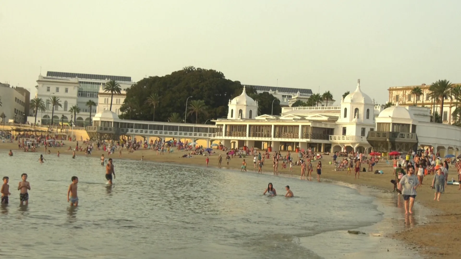Imagen de La Caleta de este verano uno de los espacios más visitados de la capital gaditana Imagen de La Caleta de este verano uno de los espacios más visitados de la capital gaditana