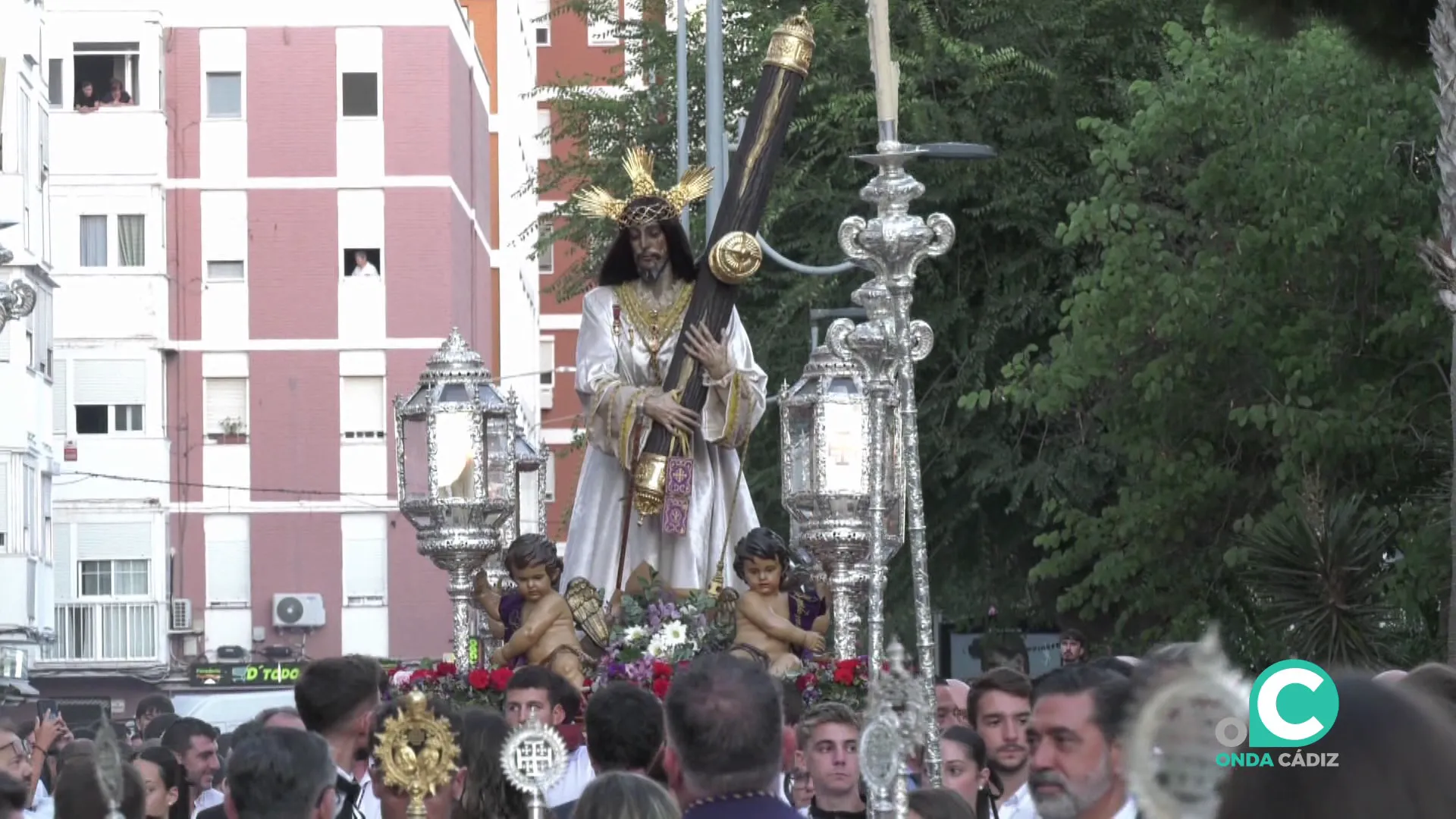 Muchas personas acogieron al Señor de Cádiz a su llegada al plaza Virgen de Loreto Muchas personas acogieron al Señor de Cádiz a su llegada al plaza Virgen de Loreto