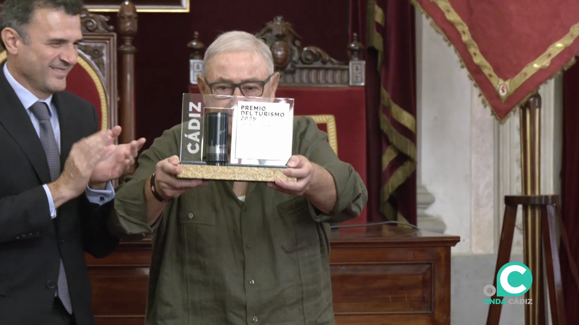 El homenajeado celebra su distinción acompañado del alcalde El homenajeado celebra su distinción acompañado del alcalde