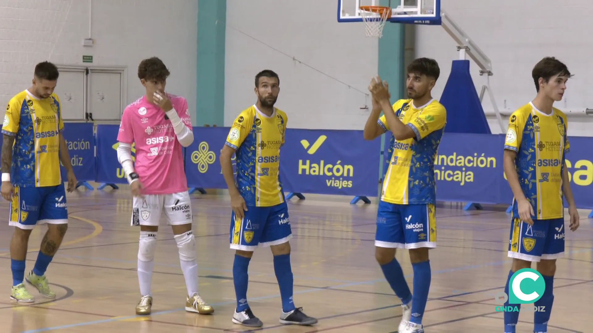Los jugadores locales antes de comenzar un partido saludan en el Pabellón Ciudad de Cádiz Los jugadores locales antes de comenzar un partido saludan en el Pabellón Ciudad de Cádiz