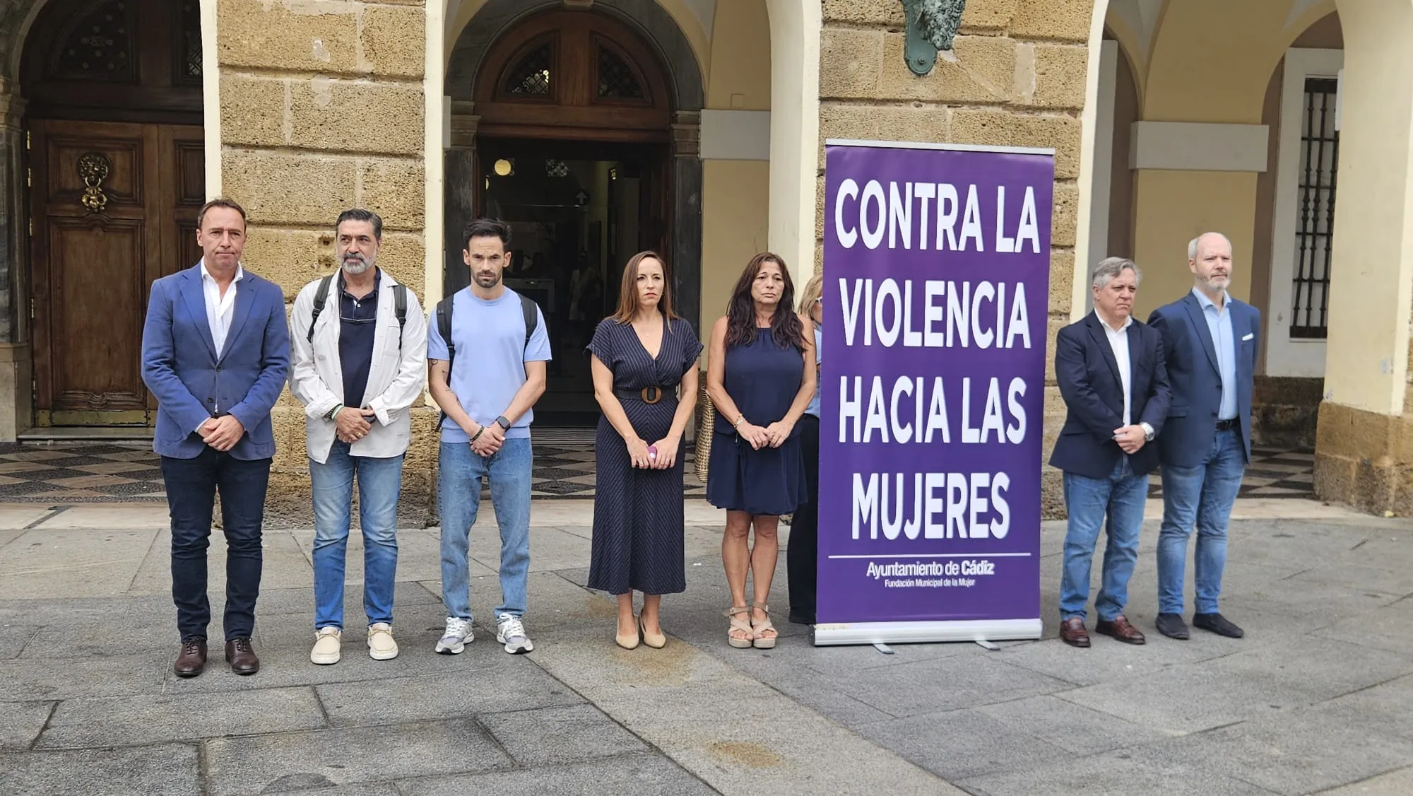 Minuto de silencio frente al Ayuntamiento, este lunes. Minuto de silencio frente al Ayuntamiento, este lunes.