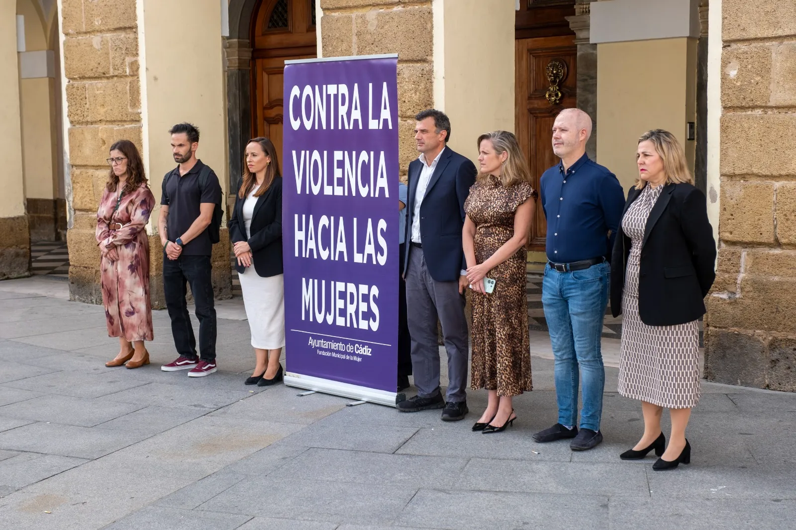 Minuto de silencio, este miércoles, en la Plaza de San Juan de Dios. Minuto de silencio, este miércoles, en la Plaza de San Juan de Dios.
