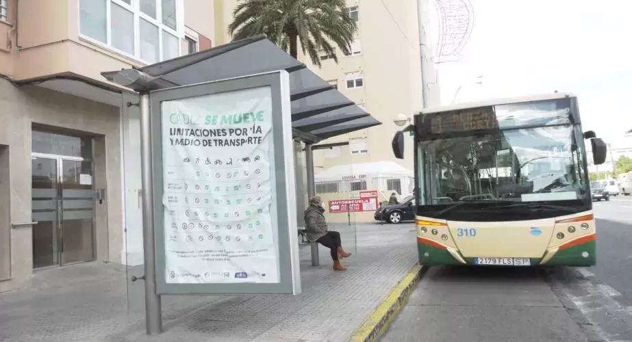 Un autobús urbano se detiene en una de las paradas de Cádiz. 