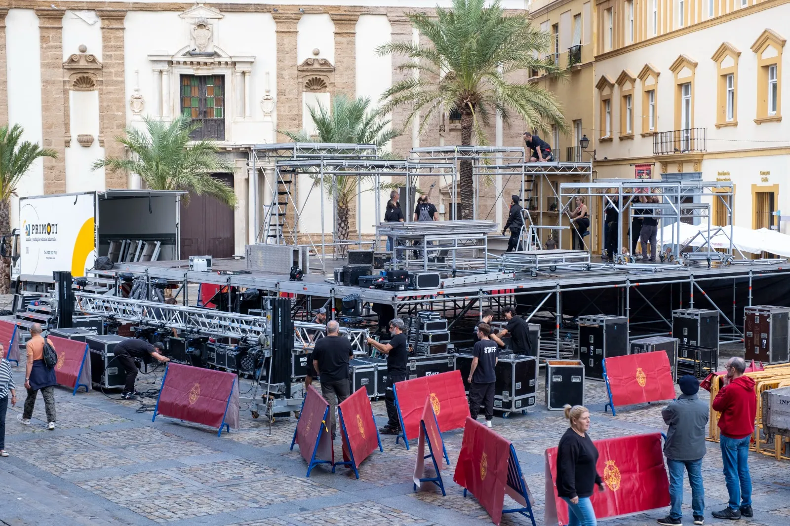 Ya son visibles los preparativos para la cita a partir de las 22.30 horas