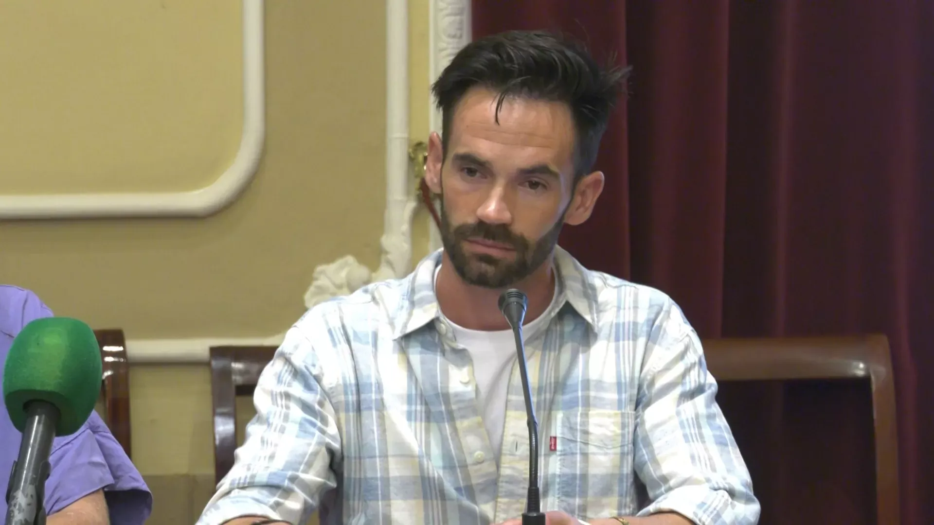 El portavoz de AIG en el Ayuntamiento de Cádiz, David de la Cruz, en rueda de prensa. ...