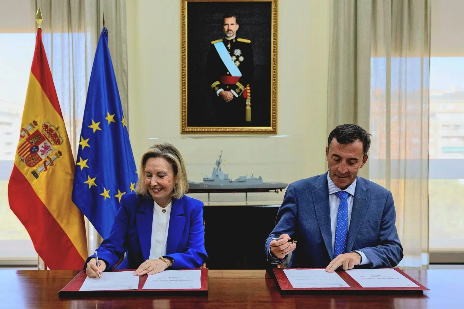 La secretaria de Estado de Defensa, Amparo Valcarce, y el presidente de Navantia, Ricardo Domínguez García-Baquero, firmado la orden de ejecución para el diseño y construcción de dos nuevos Buques de Acción Marítima (BAM) en Puerto Real. La construcción tiene un presupuesto de 716 millones de euros