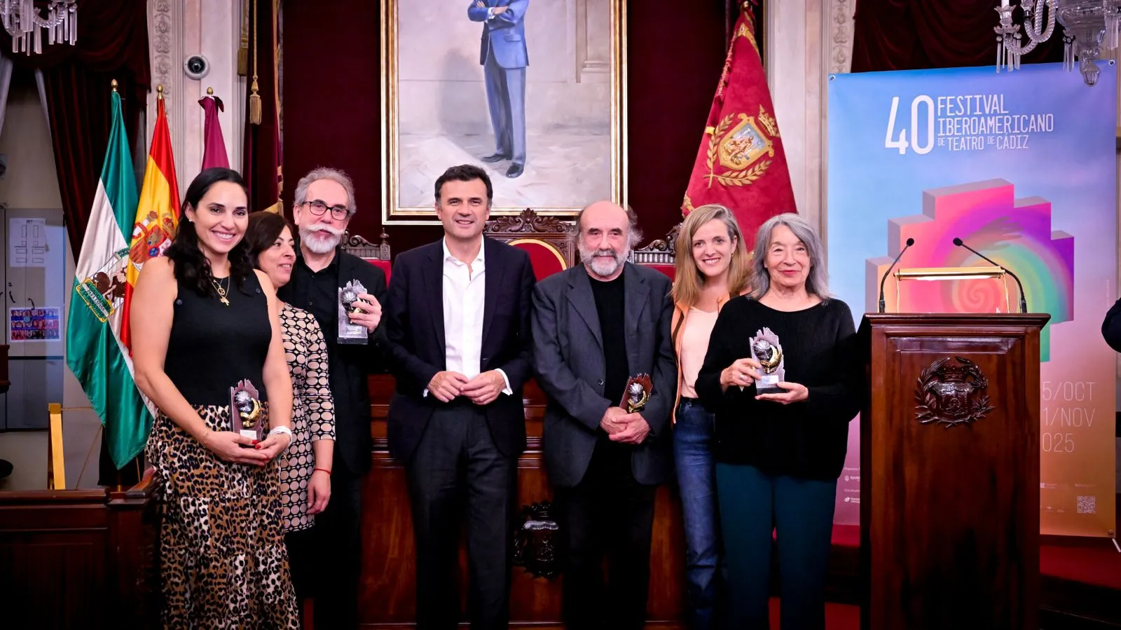 El Salón de Plenos del Ayuntamiento de Cádiz acoge el acto de homenaje del Festival Iberoamericano de Teatro de Cádiz. El Salón de Plenos del Ayuntamiento de Cádiz acoge el acto de homenaje del Festival Iberoamericano de Teatro de Cádiz.