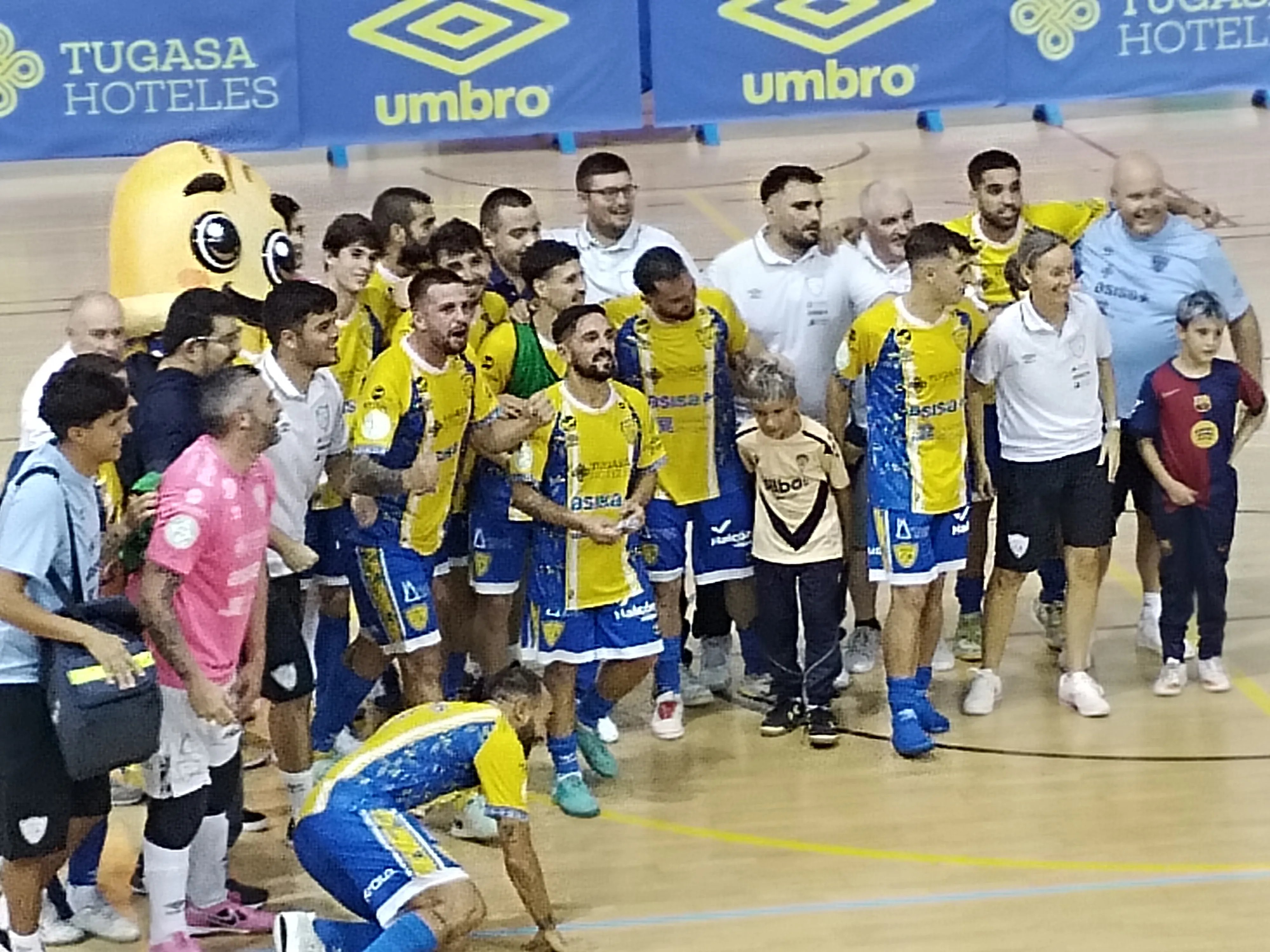 El equipo celebra la victoria tras la finalización del partido.  6-2 El Virgili vuelve a hacer historia y pasa a la siguiente ronda.