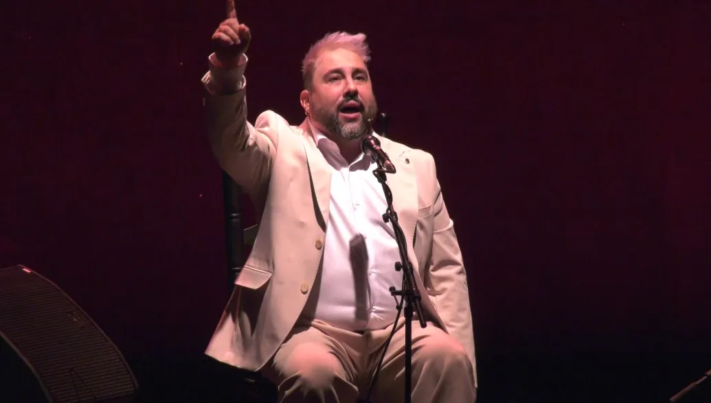 El cantaor José Anillo durante su espectáculo. La 'Filosofía' de José Anillo inunda el Falla.