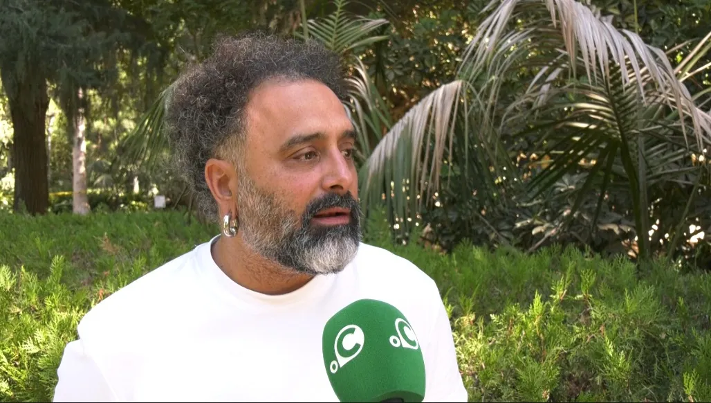 Joaquín Varela durante la entrevista en el parque Genovés. Joaquín Varela, el actor gaditano que participa en la nueva serie de Maxi Iglesias y Martiño Rivas.