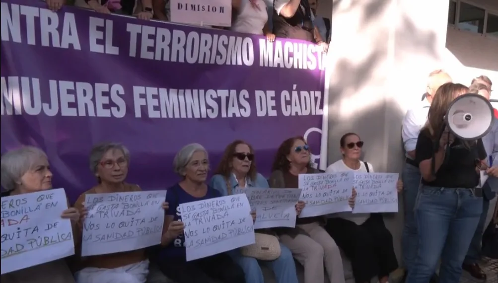 Protesta del Colectivo de mujeres Feministas de Cádiz ante la sede de la Delegación Provincial de Salud este mismo mes de octubre. El Colectivo de Mujeres Feministas de Cádiz critica que haya asociaciones que estén "blanqueando" la gestión de la crisis en los cribados de cáncer de mamas .