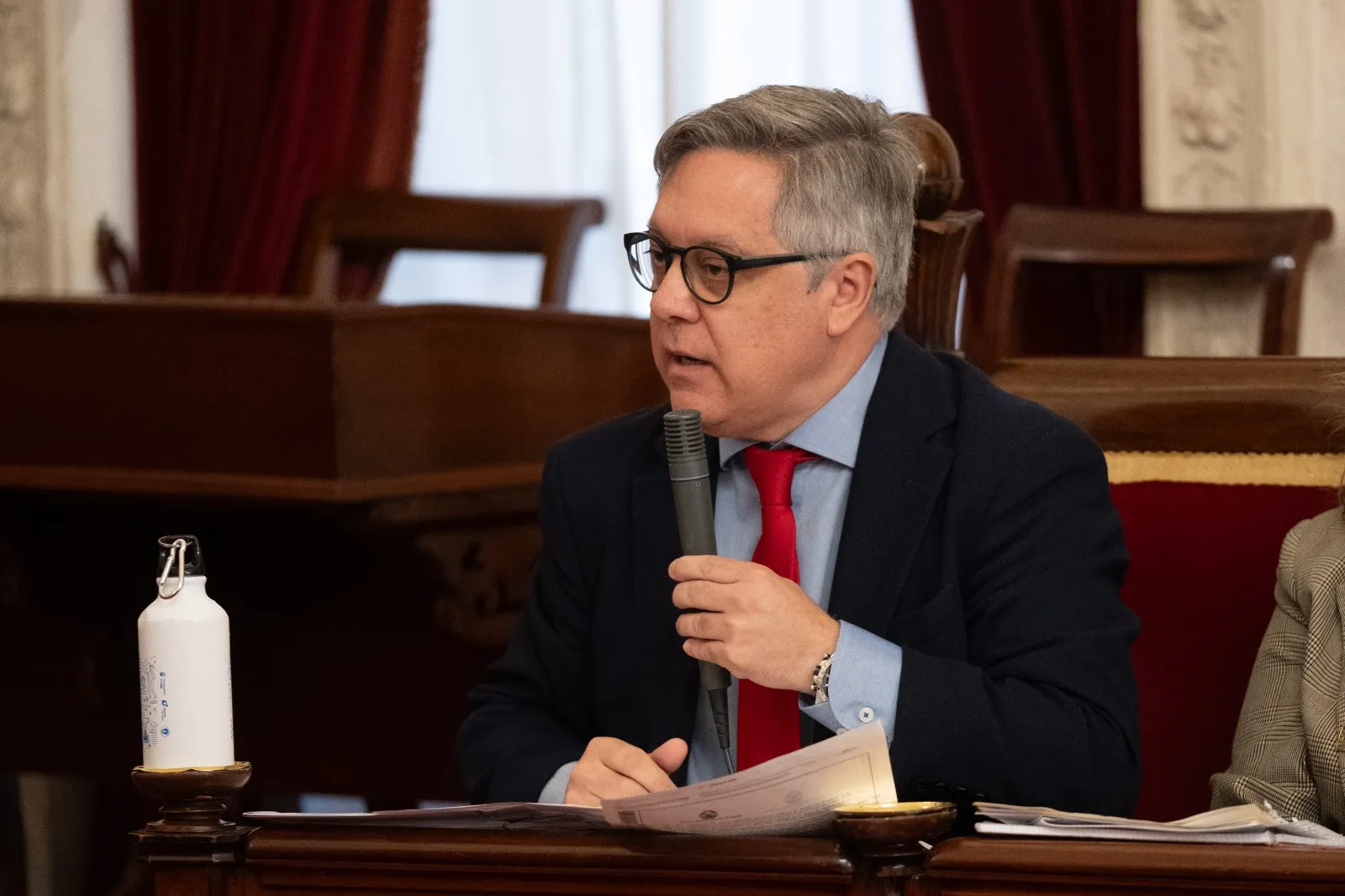 Óscar Torres durante una intervención en un Pleno del Ayuntamiento de Cádiz Óscar Torres durante una intervención en un Pleno del Ayuntamiento de Cádiz