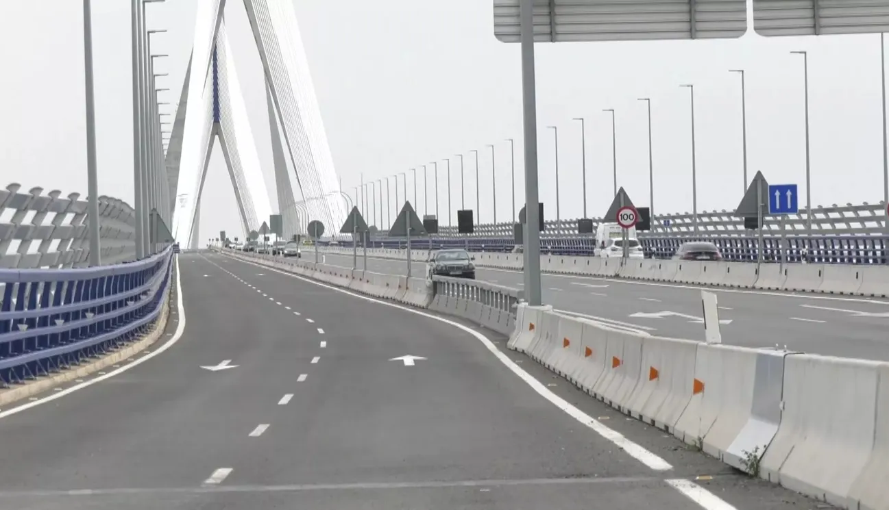 Puente de la Constitución de 1812. Herido un motorista al caer intentando esquivar un turismo en el Puente de la Constitución.