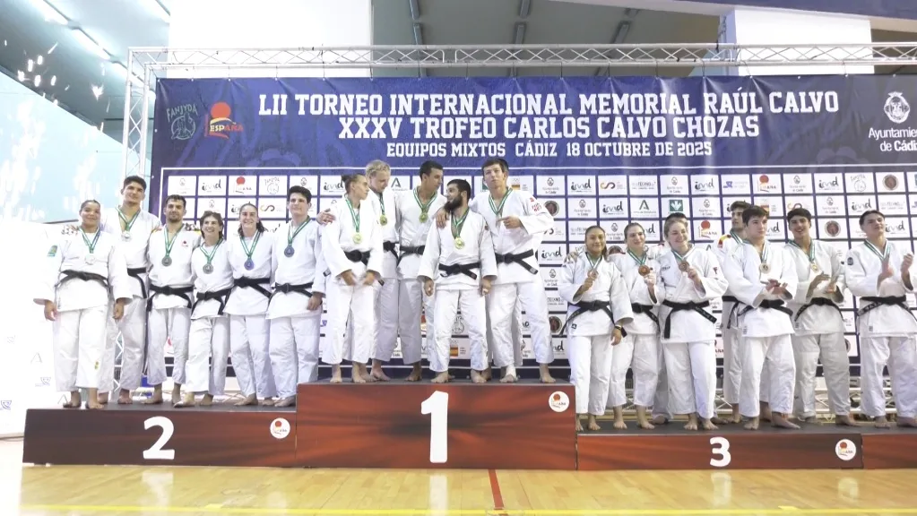 Podio con los ganadores de la 52ª Edición del Memorial Raúl Calvo. Cádiz respira judo con la celebración de una nueva edición del Memorial Raúl Calvo.