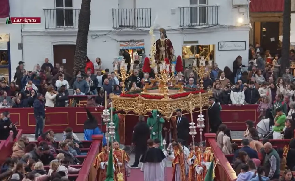 Salida procesional del paso del San Juan de la hermandad de las Aguas en la Semana Santa de 2025. La hermandad de las Aguas prescinde del paso del San Juan y lo incorpora al paso de misterio.
