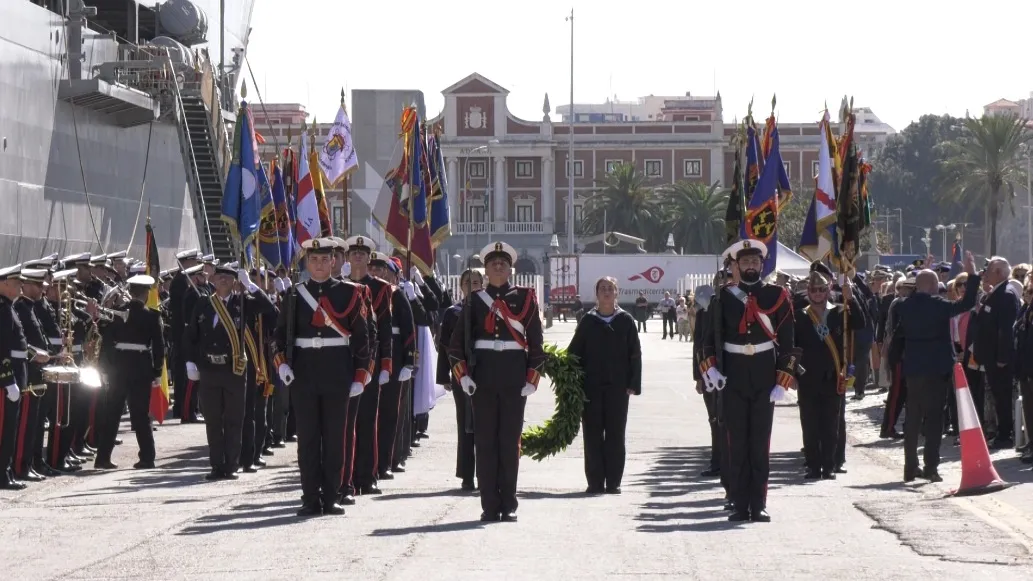 El acto acogió también el homenaje a los caídos. La Armada celebra en Cádiz el Día del Veterano con la presencia del buque Castilla atracado en el muelle Ciudad.
