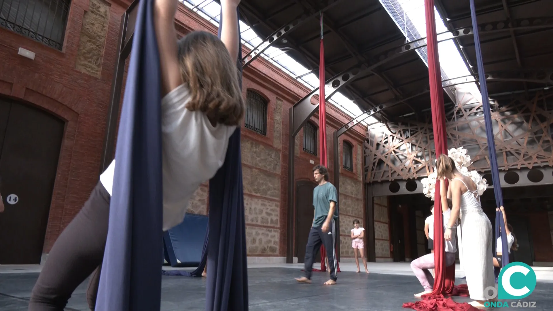 Los más pequeños aprenden en el taller de acrobacias aéreas en los antiguos depósitos de tabaco.  Los más pequeños aprenden en el taller de acrobacias aéreas en los antiguos depósitos de tabaco.