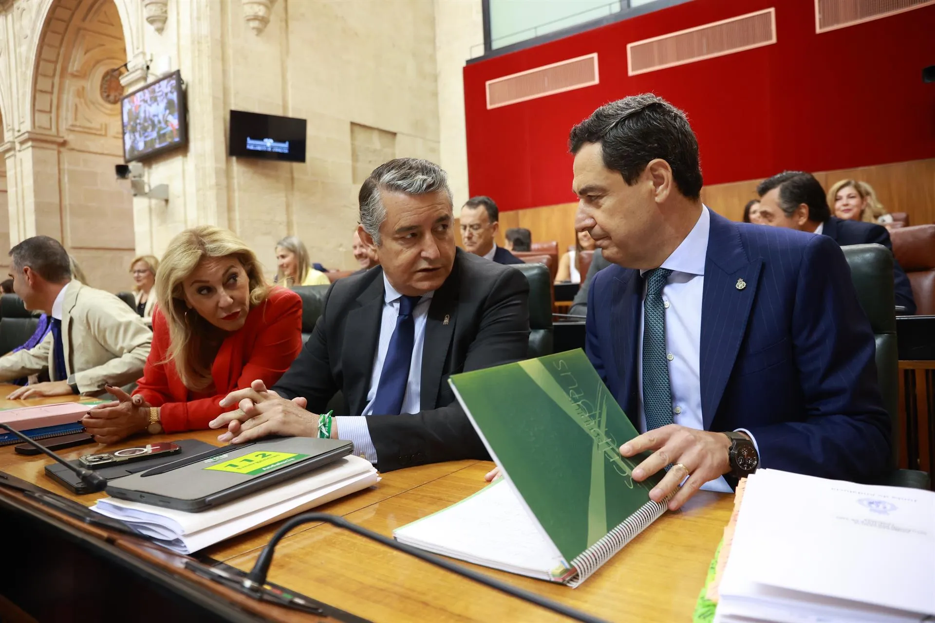 El presidente de la Junta junto a Antonio Sanz en una sesión del Parlamento de Andalucía El presidente de la Junta junto a Antonio Sanz en una sesión del Parlamento de Andalucía