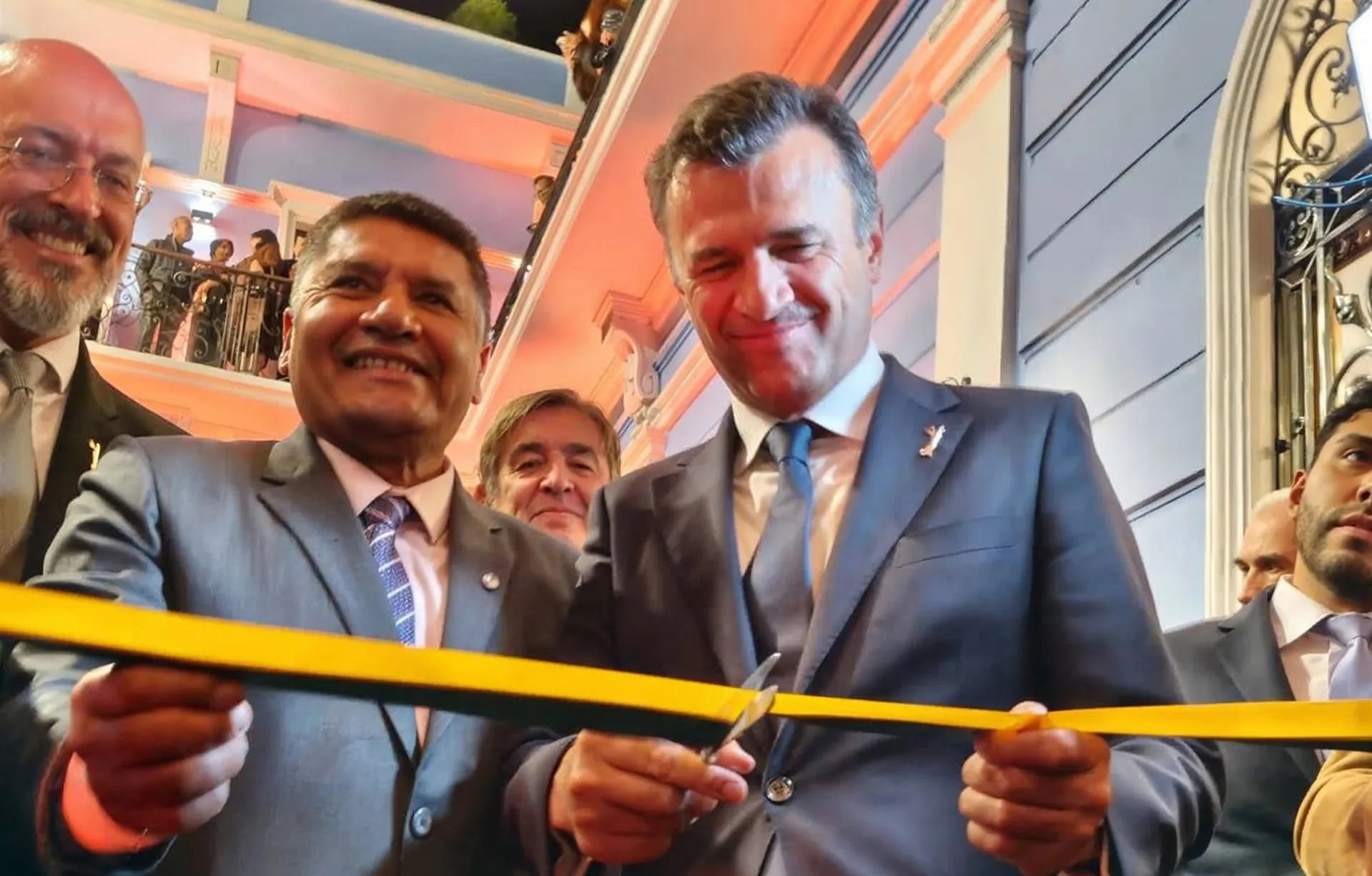 Bruno García cortando la cinta de inauguración de la Casa Gibson en uno de los actos del acontecimiento Bruno García cortando la cinta de inauguración de la Casa Gibson en uno de los actos del acontecimiento