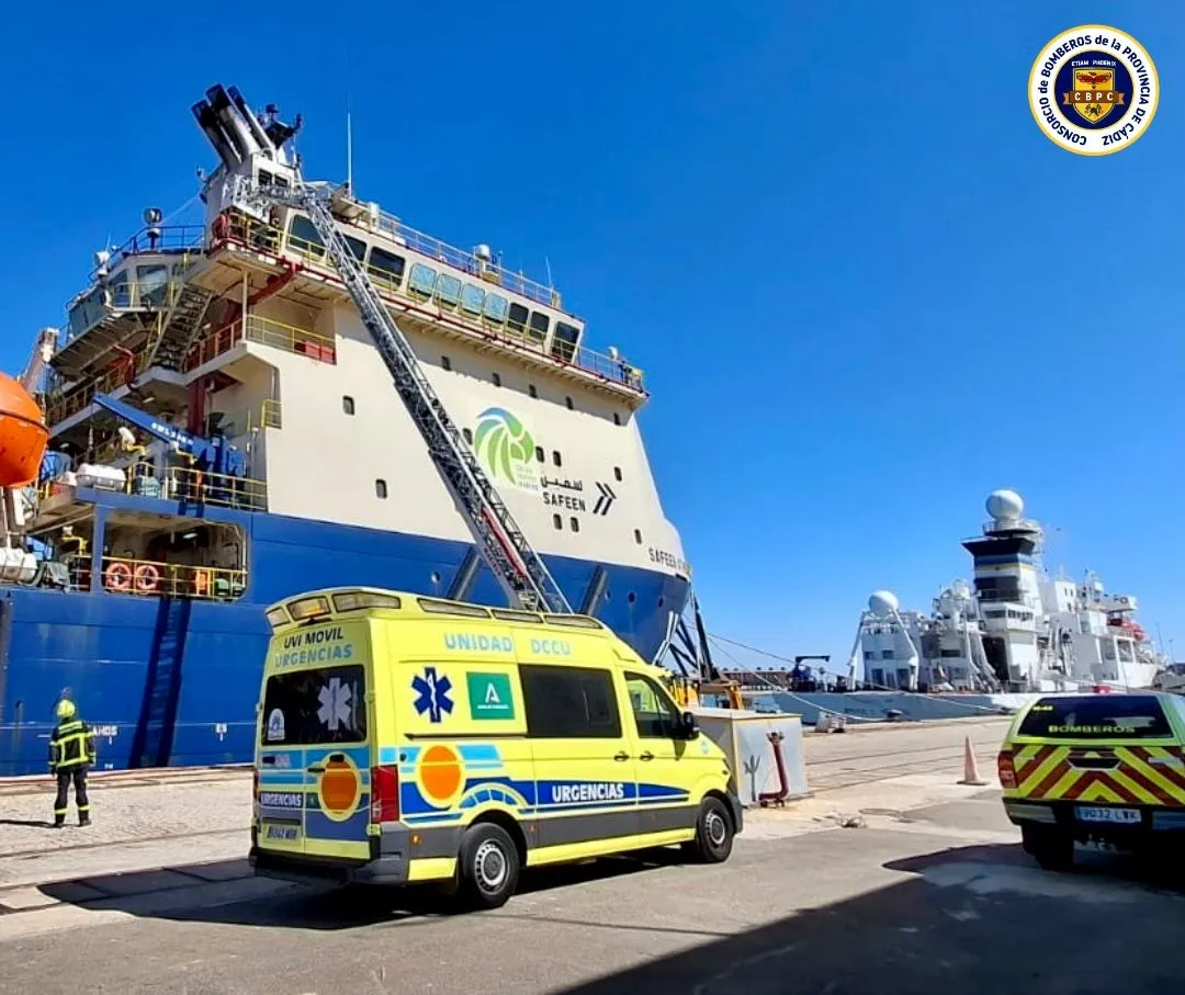 Intervención en el puerto de Cádiz con el rescate del trabajador. 