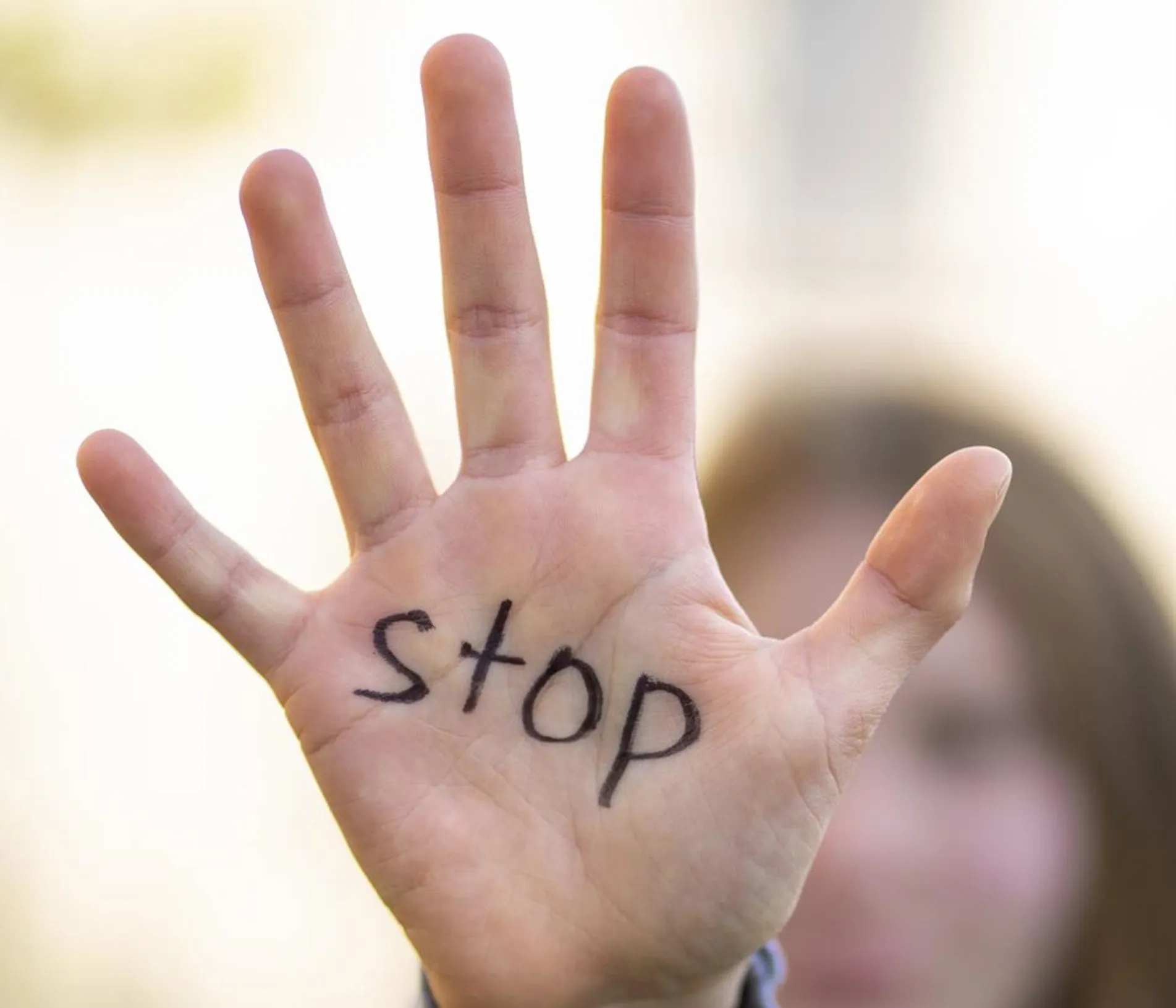 Una joven manifestando Stop al bullying