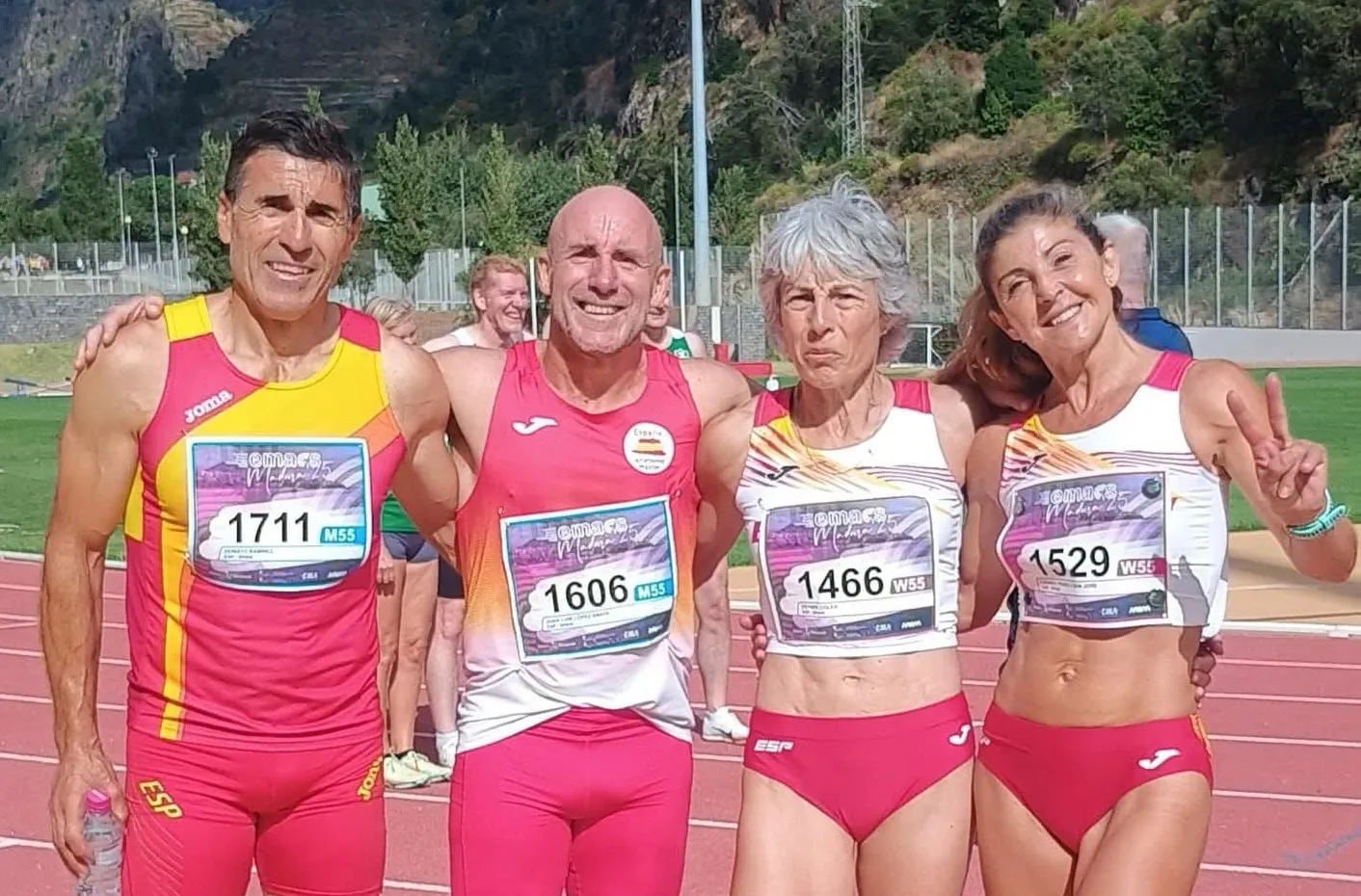 De izquierda a derecha, los mimebros del equipo español Donato Ramírez, Juan Luis López 'Luigi', Esther Colas y Carmen Franco. La atleta Carmen Franco se convierte en campeona de Europa Máster de relevos con la Selección Española.
