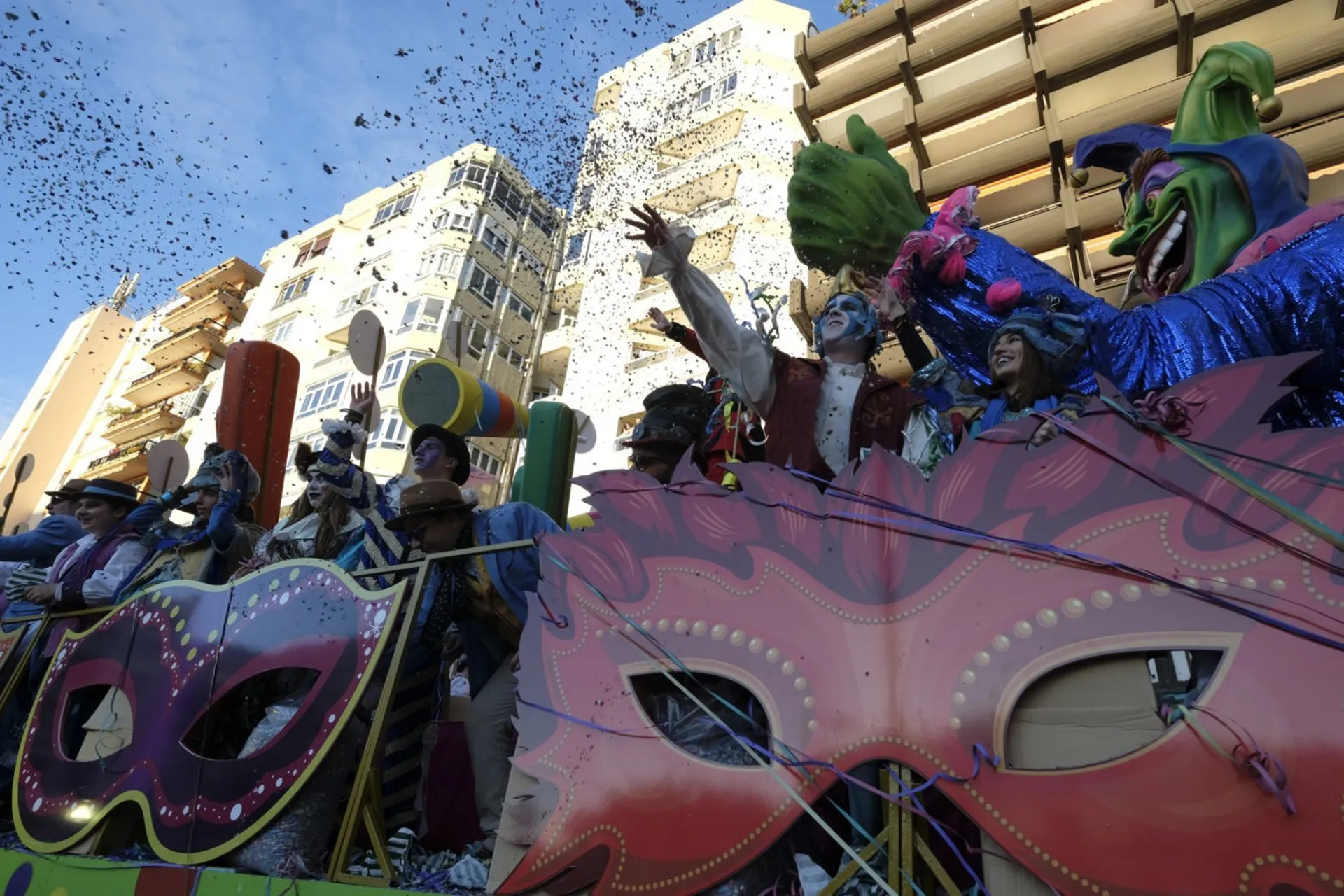 Carroza participante en la Cabalgata del Carnaval de Cádiz. Carroza participante en la Cabalgata del Carnaval de Cádiz.