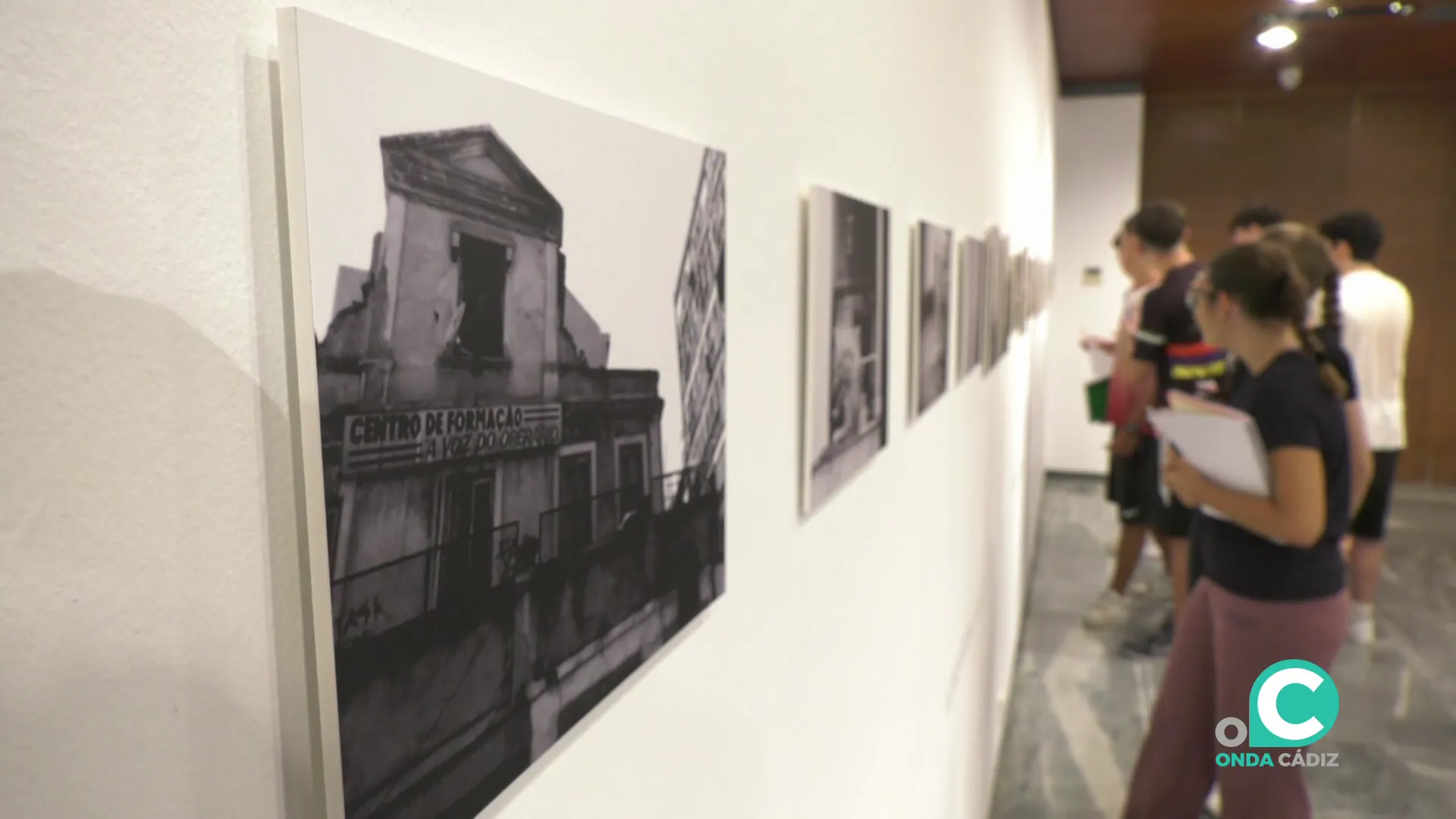 Visitantes disfrutan de la exposición de María Alcantarilla en la sede del Colegio Oficial de Arquitectos de Cádiz. Visitantes disfrutan de la exposición de María Alcantarilla en la sede del Colegio Oficial de Arquitectos de Cádiz.