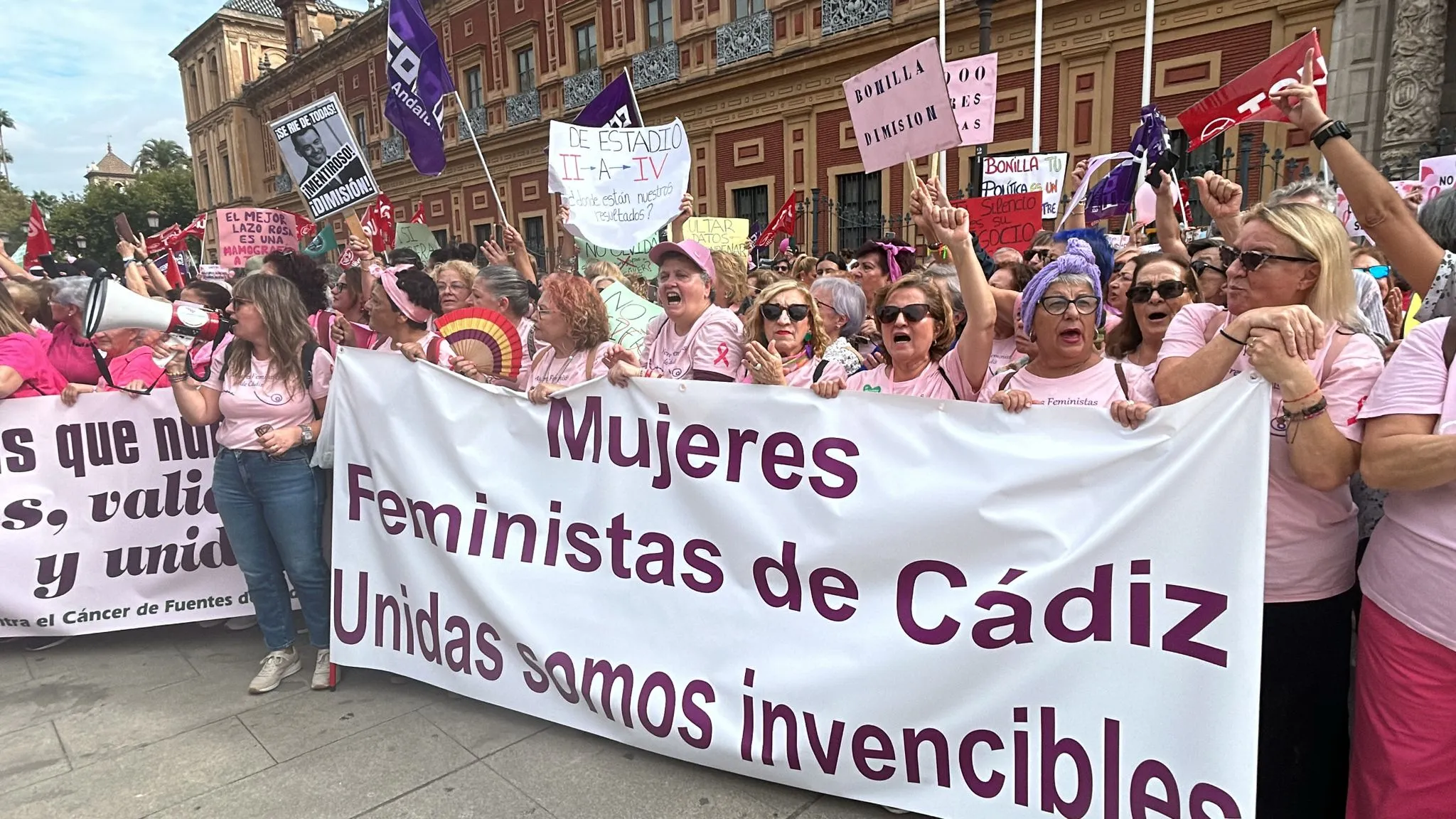 El colectivo de Mujeres Feministas de Cádiz, en la concentración realizada este domingo ante San Telmo.  El colectivo de Mujeres Feministas de Cádiz, en la concentración realizada este domingo ante San Telmo.